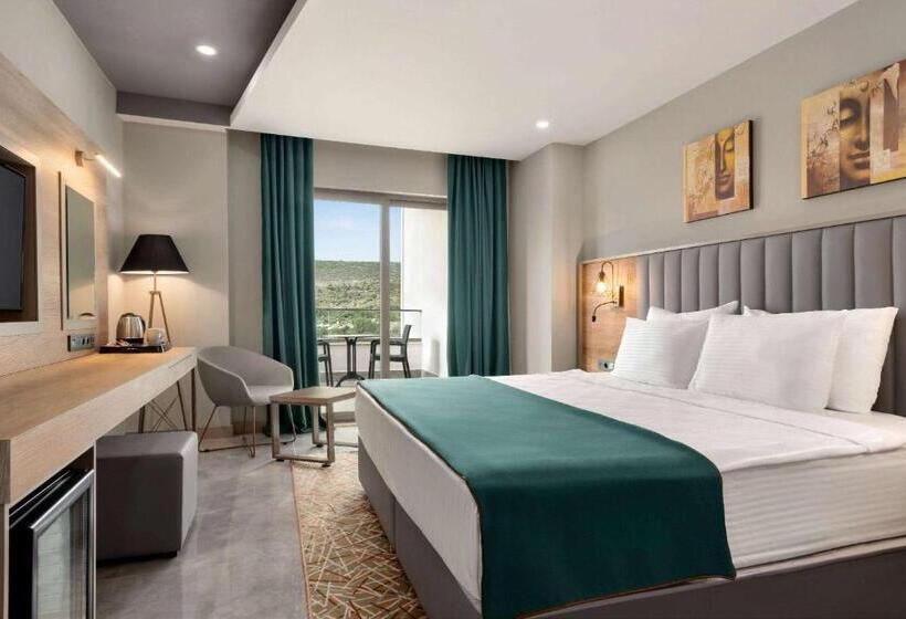 اتاق استاندارد با بالکن و چشم‌انداز دریا, Ramada Resort By Wyndham Kizkalesi