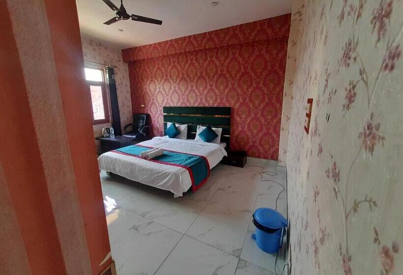 Quarto Triplo Deluxe, O Graceland