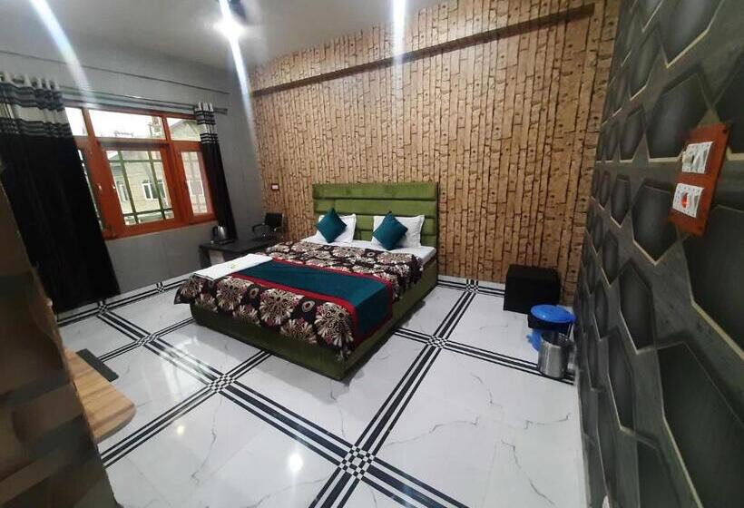 Quarto Triplo Deluxe, O Graceland