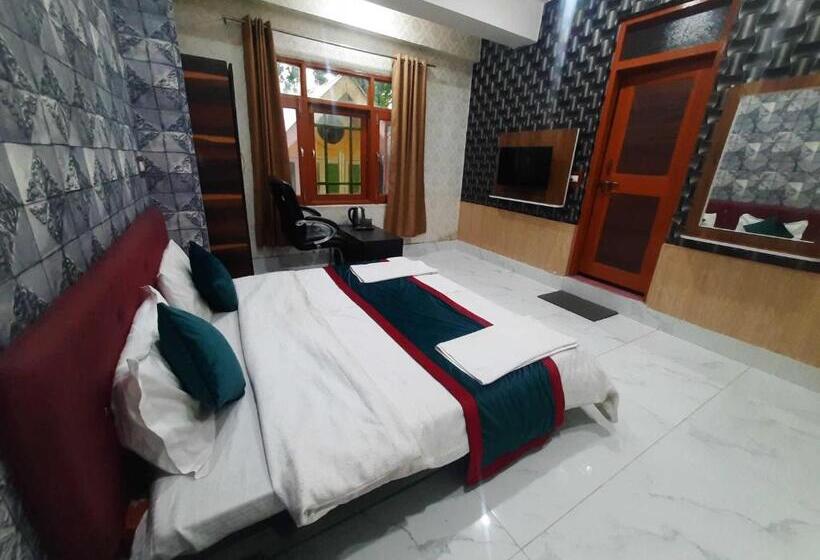 Quarto Triplo Deluxe, O Graceland