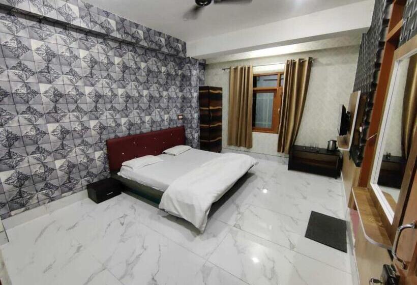 Quarto Triplo Deluxe, O Graceland