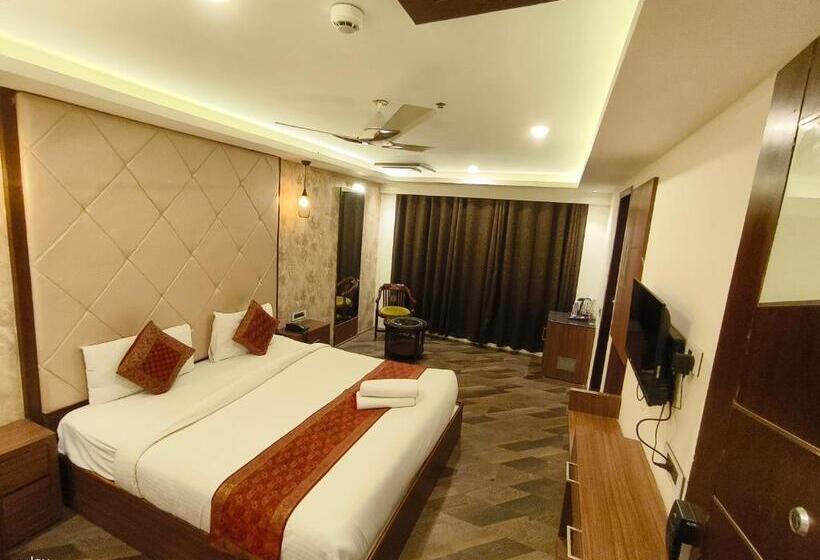 غرفة سوبيريور سرير كينج, The Triumph