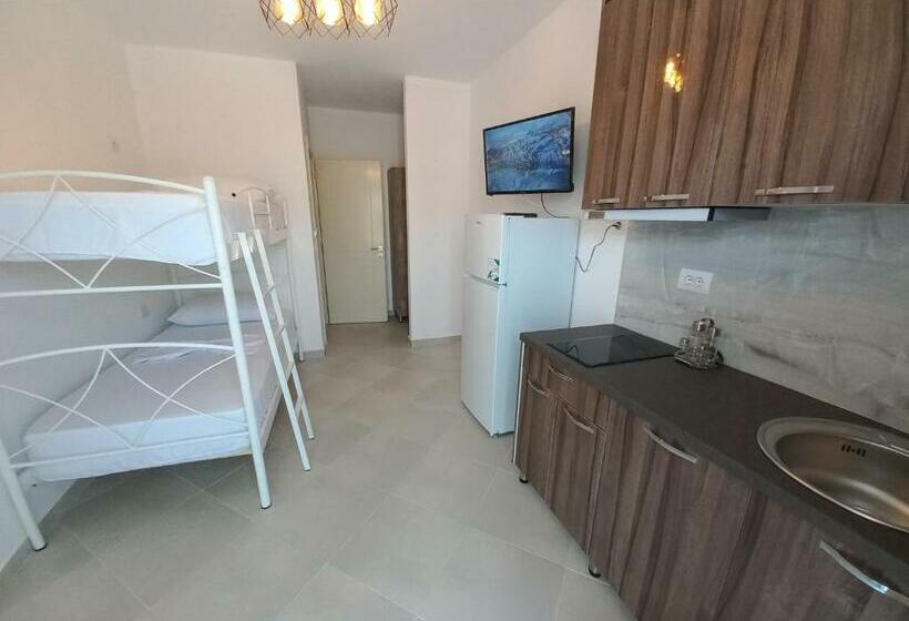 اتاق خانوادگی, Arjan Dyli Guesthouse