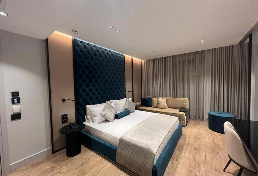 غرفة ديلوكس ثلاثية, Rozafa Palace