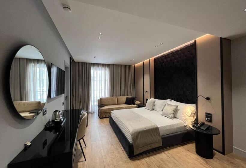 デラックストリプルルーム, Rozafa Palace