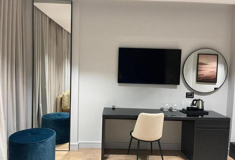 デラックストリプルルーム, Rozafa Palace