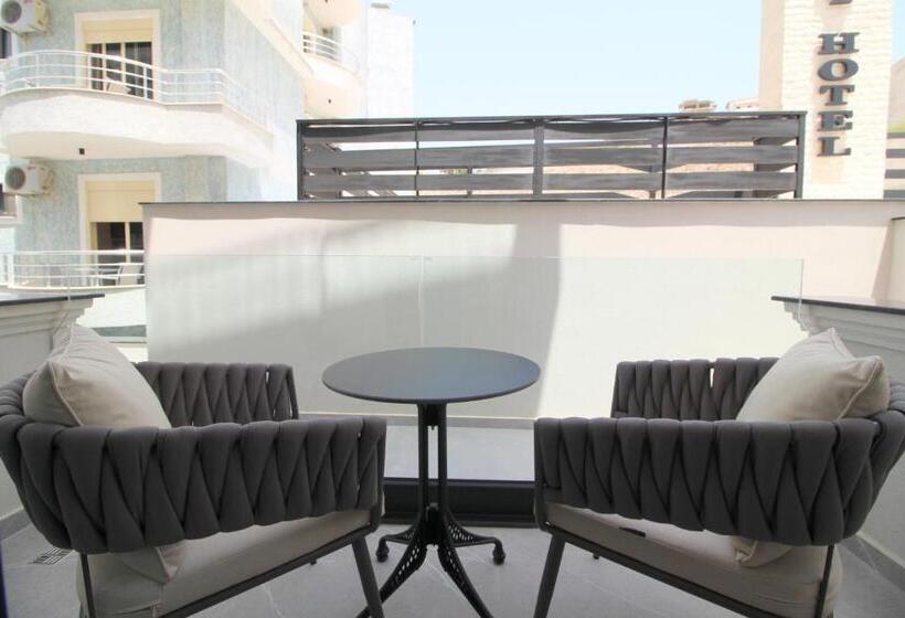 デラックストリプルルーム, Rozafa Palace