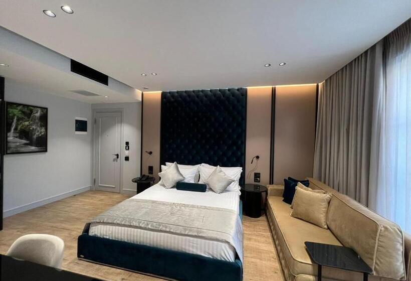 غرفة ديلوكس ثلاثية, Rozafa Palace