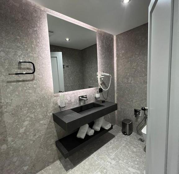 غرفة ديلوكس ثلاثية, Rozafa Palace