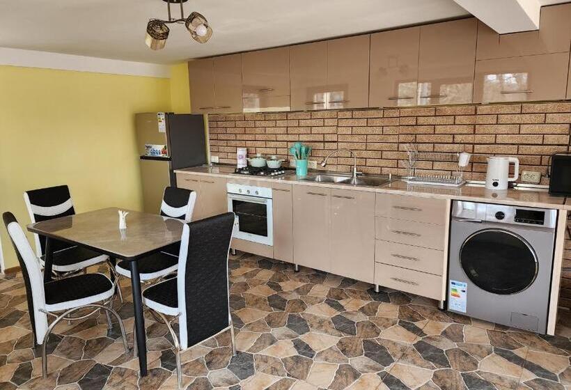 اتاق استاندارد سه نفره, Lilia Guesthouse