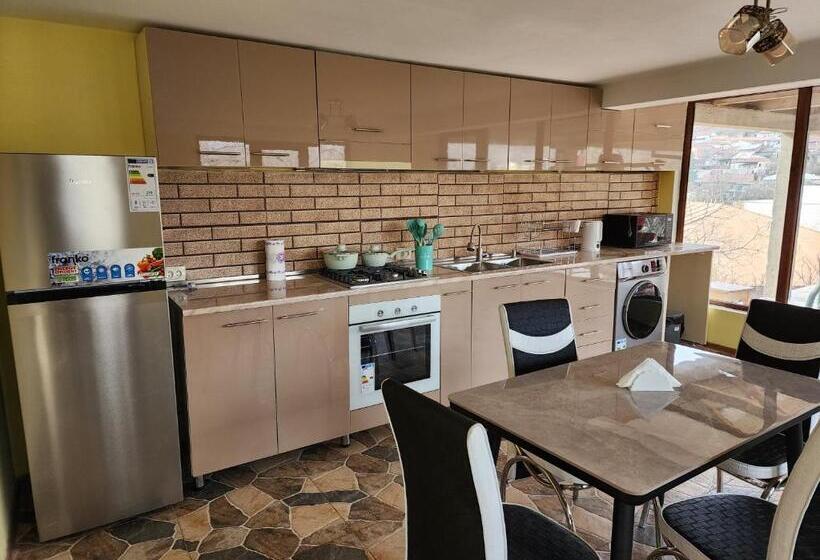 اتاق استاندارد سه نفره, Lilia Guesthouse