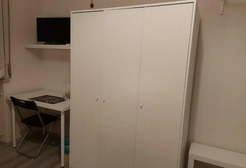 اتاق ساده سه‌ نفره, Fare Bnb   Room Del Parco