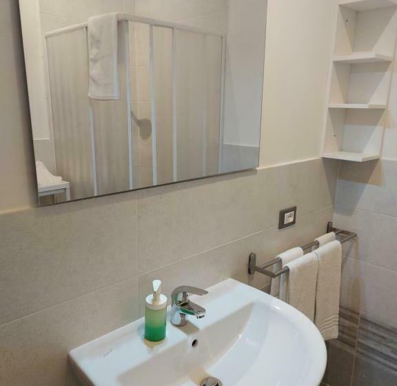 اتاق ساده سه نفره, Fare Bnb Room Del Parco