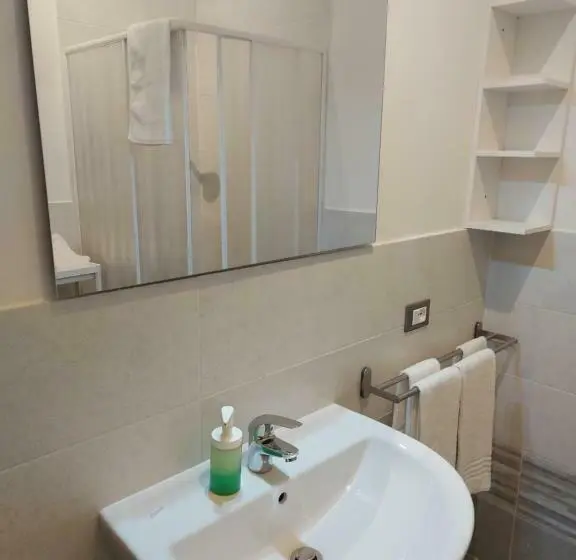اتاق ساده سه‌ نفره, Fare Bnb   Room Del Parco