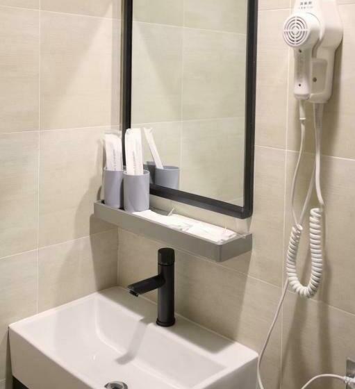 اتاق اکونومی, The Rooms Inn