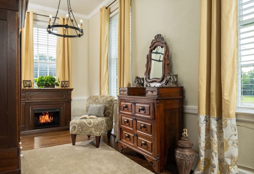 디럭스 룸, Magnolia Manor And Chapel