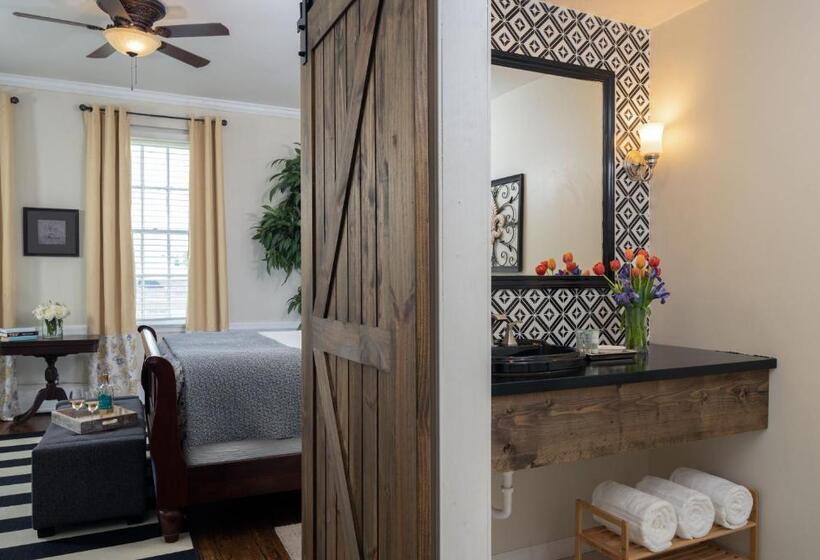 스탠다드 룸 킹사이즈 침대, Magnolia Manor And Chapel