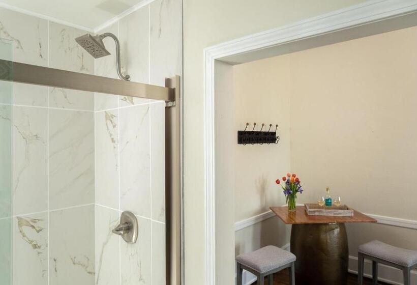 스탠다드 룸 킹사이즈 침대, Magnolia Manor And Chapel