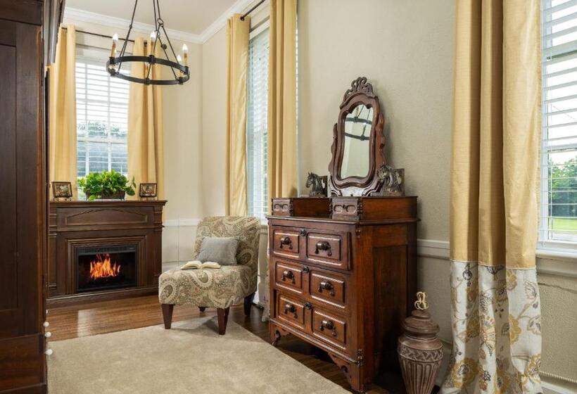 스탠다드 룸 킹사이즈 침대, Magnolia Manor And Chapel