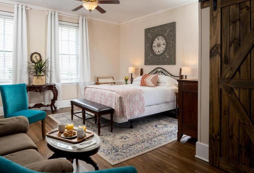 디럭스 룸 킹사이즈 침대, Magnolia Manor And Chapel