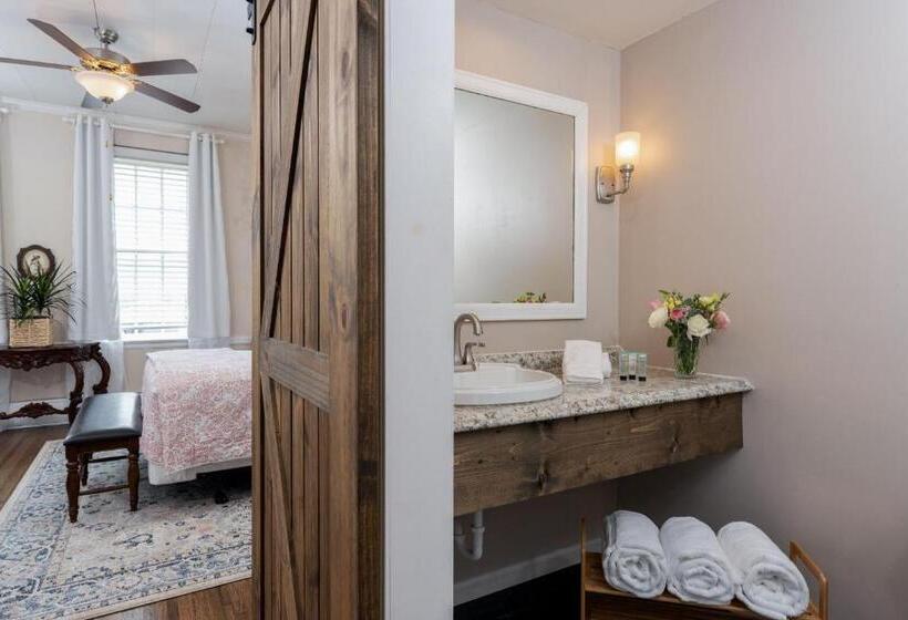 디럭스 룸 킹사이즈 침대, Magnolia Manor And Chapel