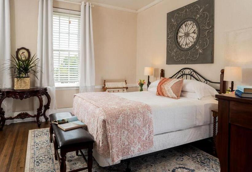 디럭스 룸 킹사이즈 침대, Magnolia Manor And Chapel