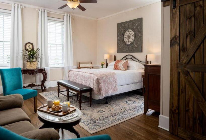 디럭스 룸 킹사이즈 침대, Magnolia Manor And Chapel