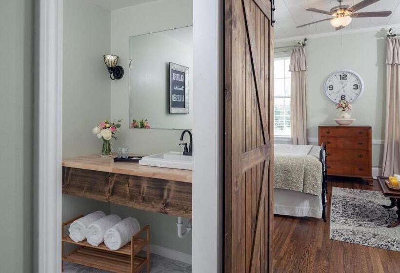 스탠다드 룸 킹사이즈 침대, Magnolia Manor And Chapel