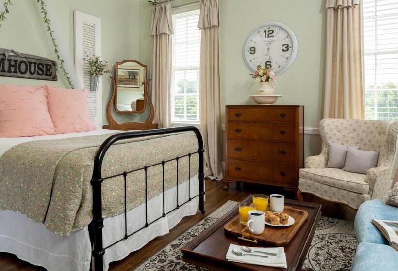 스탠다드 룸 킹사이즈 침대, Magnolia Manor And Chapel