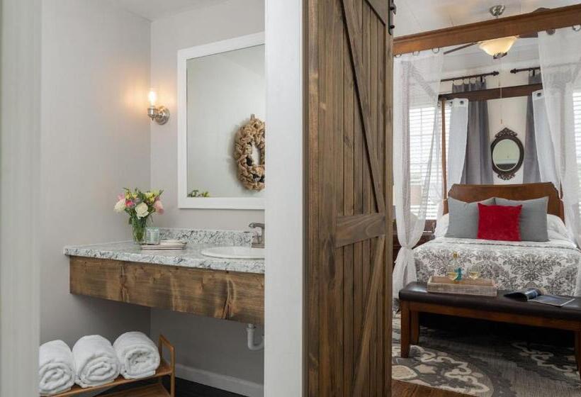 디럭스 룸, Magnolia Manor And Chapel