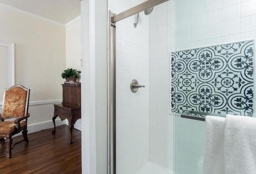 디럭스 룸, Magnolia Manor And Chapel