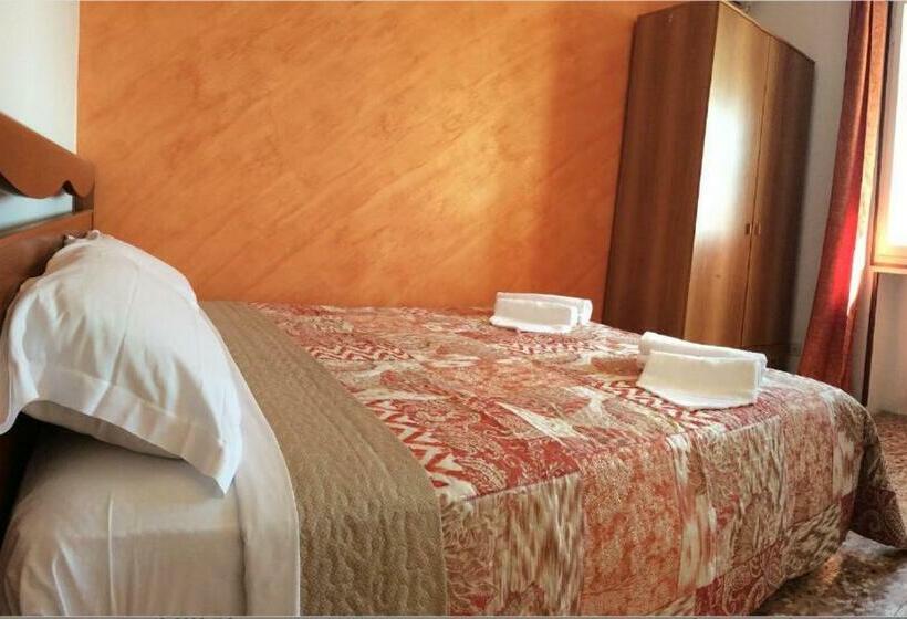 اتاق استاندارد با سرویس بهداشتی مشترک, Chowdhury House Unit 2