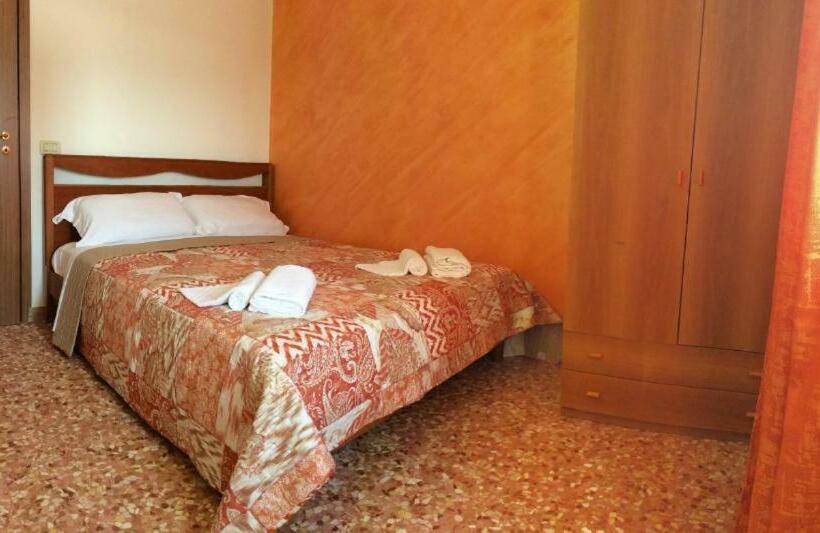 اتاق استاندارد با سرویس بهداشتی مشترک, Chowdhury House Unit 2