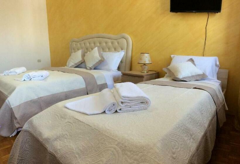 اتاق استاندارد سه تخته با سرویس بهداشتی مشترک, Chowdhury House Unit 2