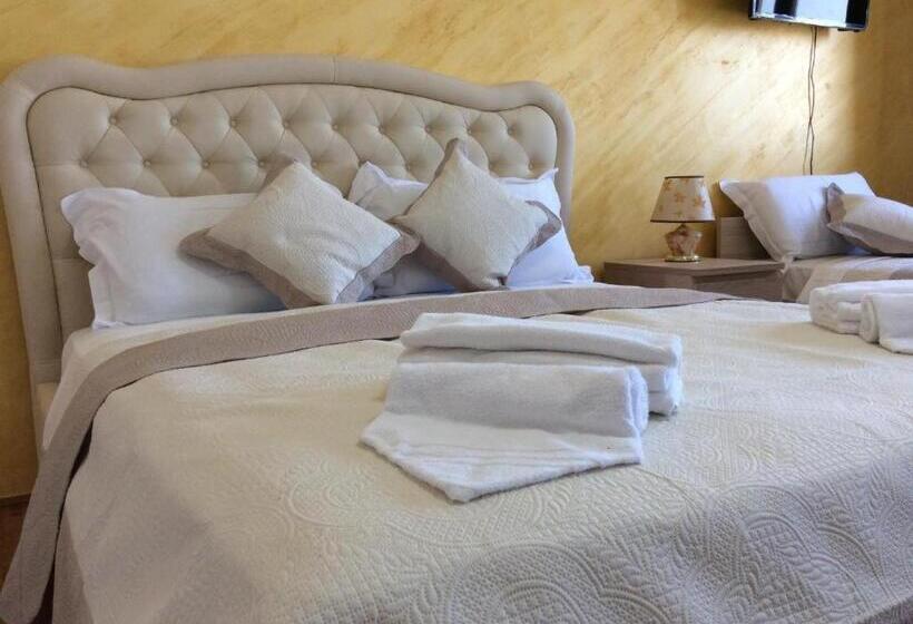 اتاق استاندارد سه تخته با سرویس بهداشتی مشترک, Chowdhury House Unit 2