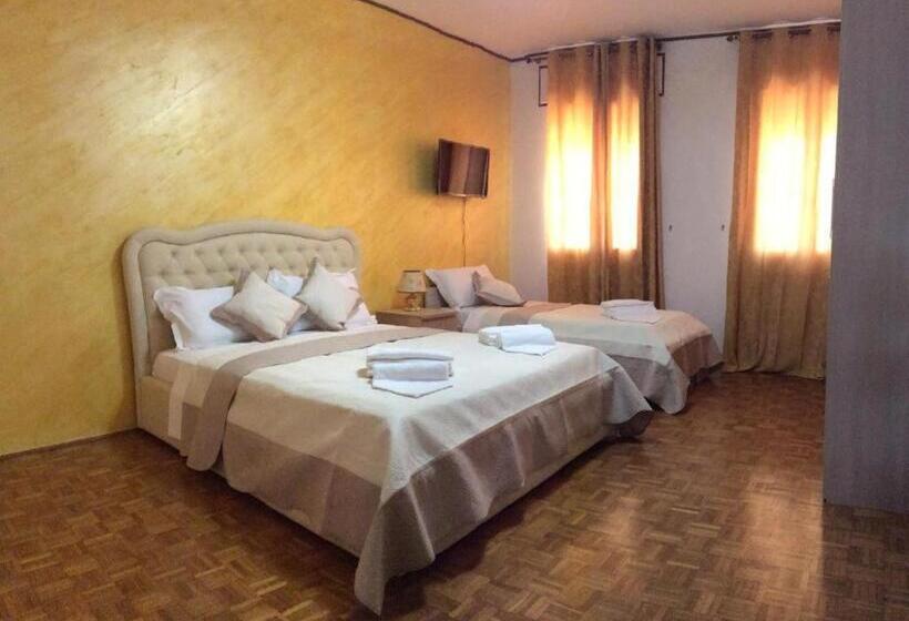 اتاق استاندارد سه تخته با سرویس بهداشتی مشترک, Chowdhury House Unit 2