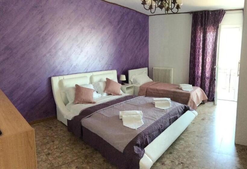 اتاق لوکس با بالکن, Chowdhury House Unit 2