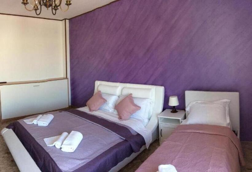 اتاق لوکس با بالکن, Chowdhury House Unit 2