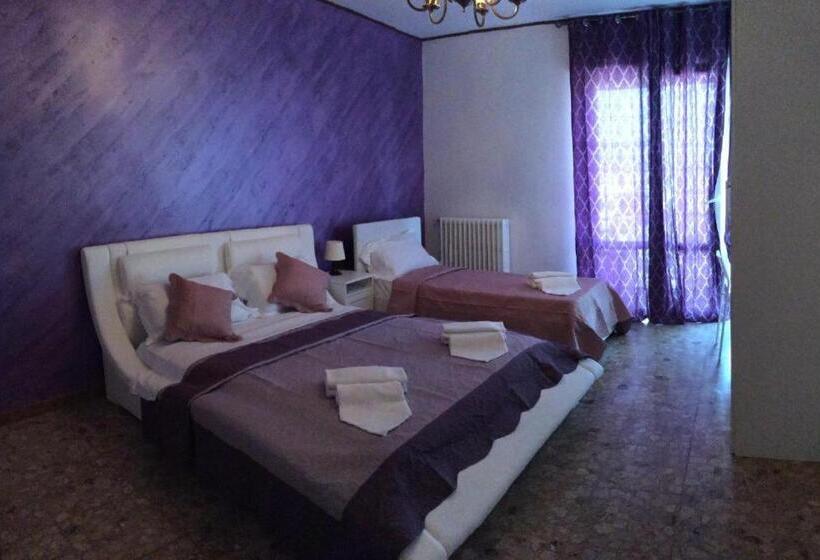 اتاق لوکس با بالکن, Chowdhury House Unit 2