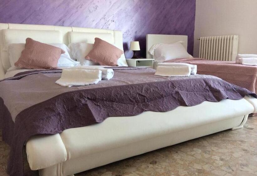 اتاق لوکس با بالکن, Chowdhury House Unit 2