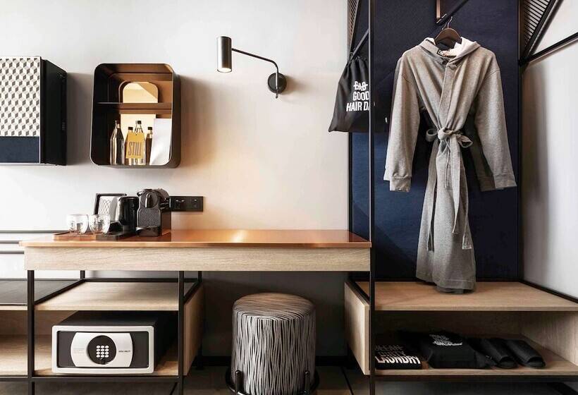 חדר קומפורט, Tribe Phnom Penh Post Office