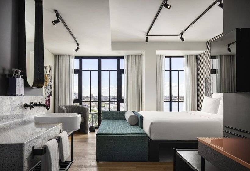 חדר קומפורט, Tribe Phnom Penh Post Office