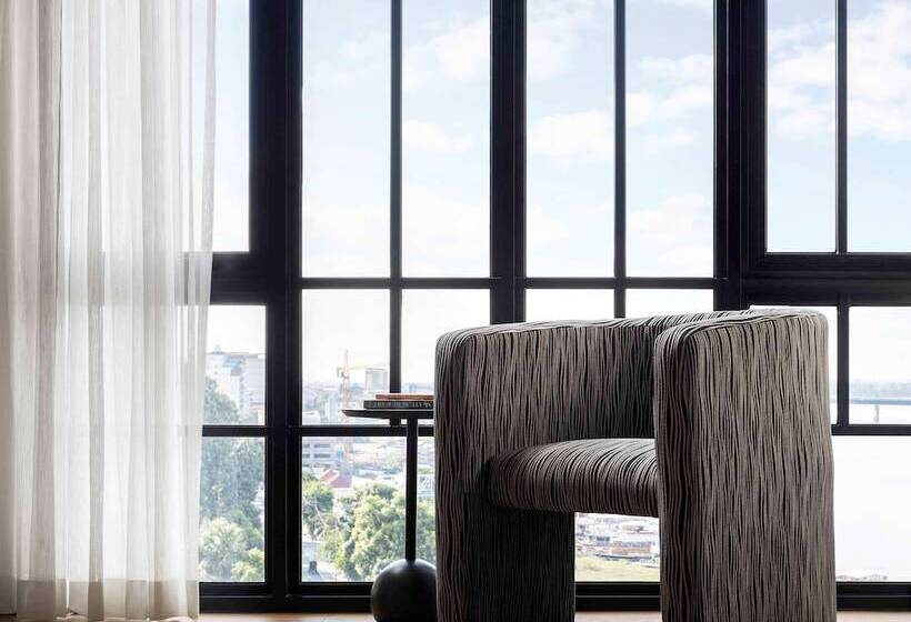 חדר קומפורט, Tribe Phnom Penh Post Office