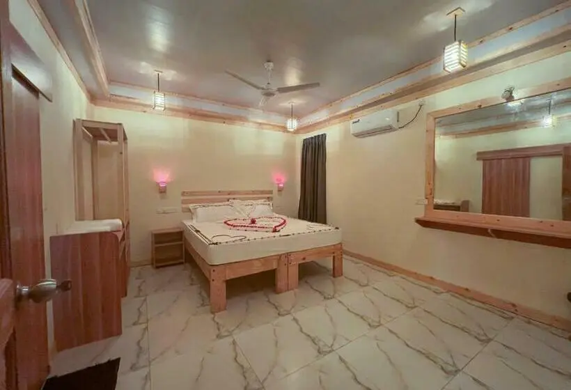اتاق لوکس, Pearl Himandhoo