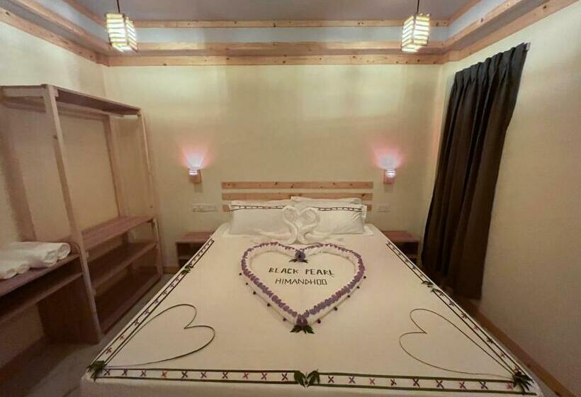 اتاق لوکس, Pearl Himandhoo