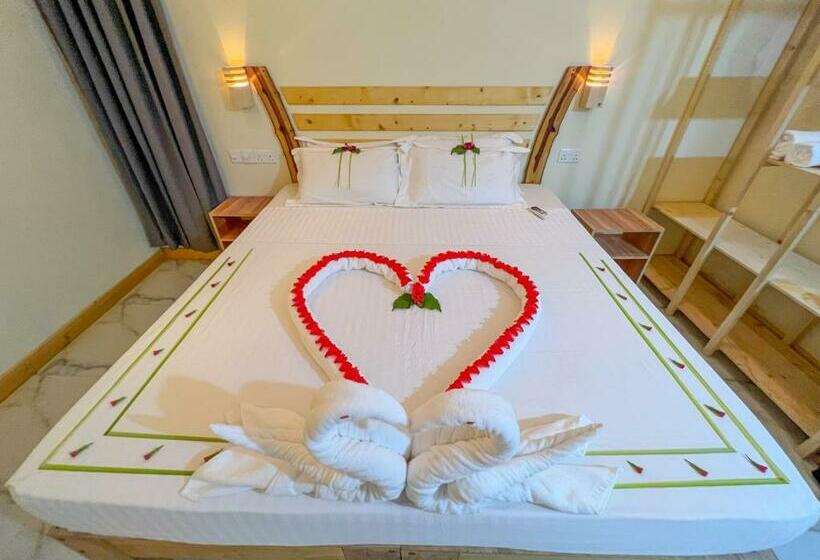 اتاق لوکس, Pearl Himandhoo