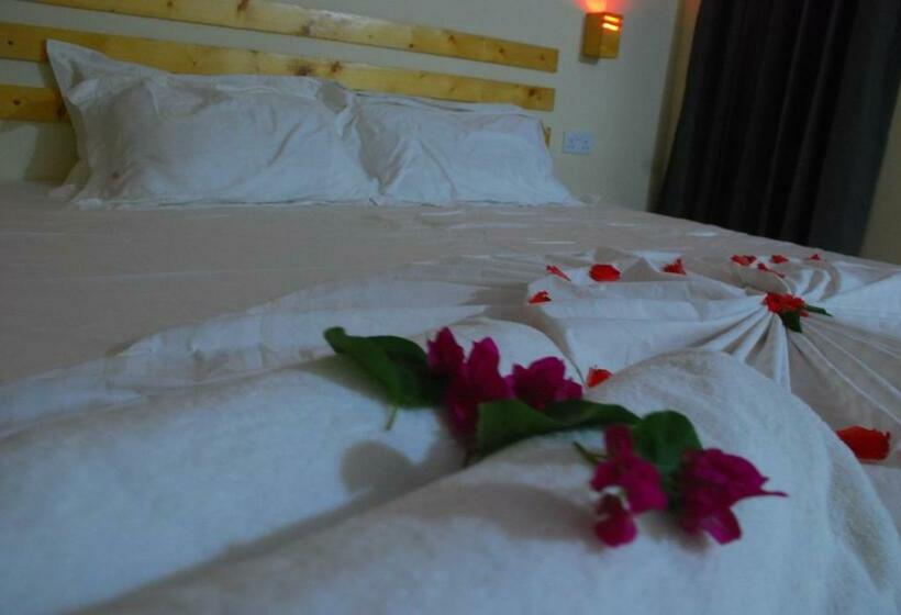 اتاق لوکس, Pearl Himandhoo