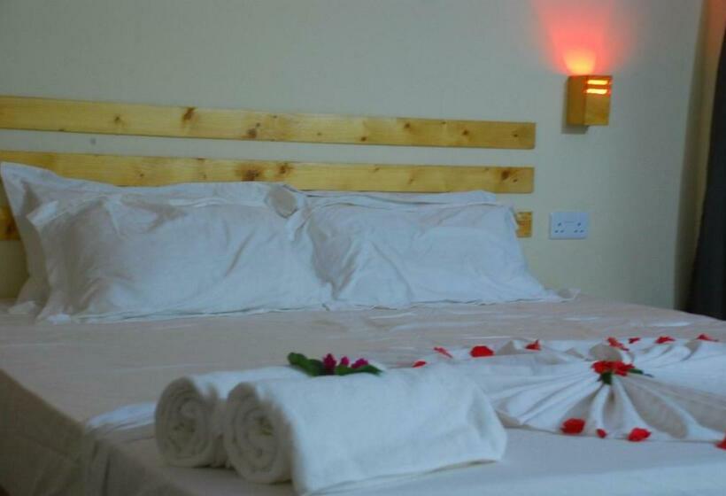 اتاق لوکس, Pearl Himandhoo