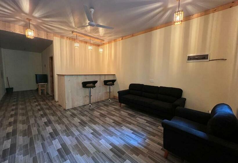 اتاق لوکس, Pearl Himandhoo