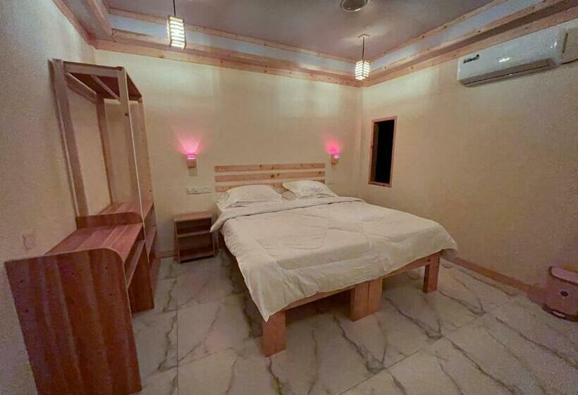 اتاق لوکس, Pearl Himandhoo